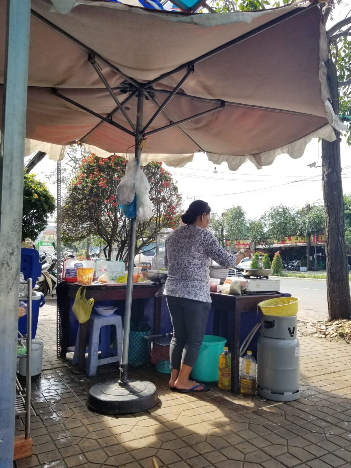 Cô bán bún